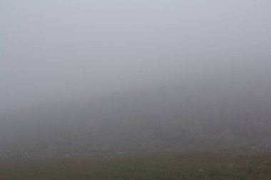 Sis. Kayaların üzerinde sis. Dağların üzerinden sis.