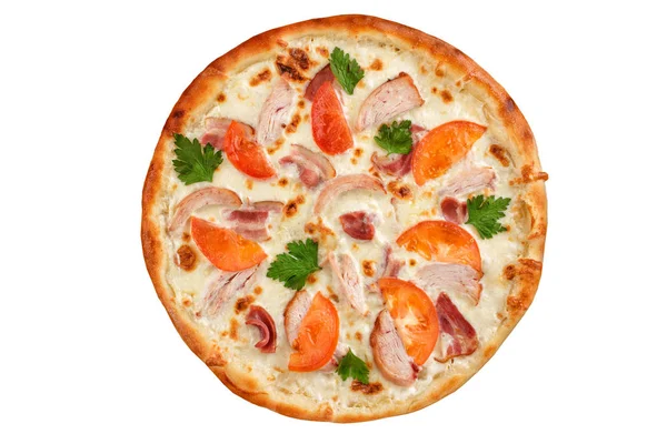 Pizza mit geräuchertem Huhn, Speck und Tomaten von oben — Stockfoto