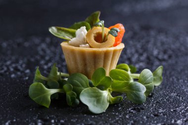 Somon ve lor peyniri ile mikro-yeşil koyu arka plan üzerinde tartı.