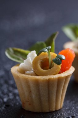 Somon ve lor peyniri ile mikro-yeşil koyu arka plan üzerinde tartı.