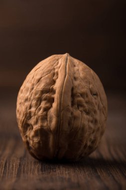 Güzel bir büyük ceviz ahşap arka plan üzerinde bir kabuk. Fındık ve bir renk arka plan.