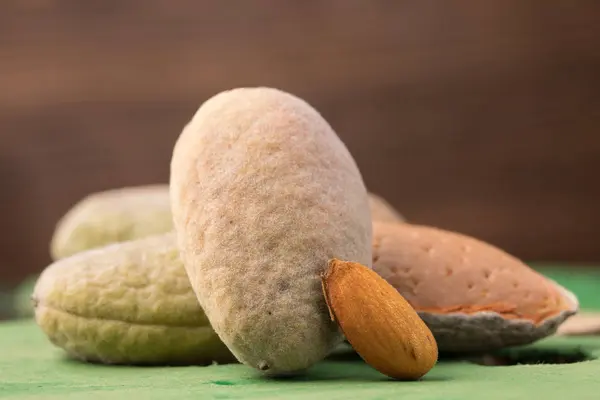 En färsk grön mandel i skalet är färsk från trädet. Mandel på svart bakgrund. Makro. Färska skörden. — Stockfoto