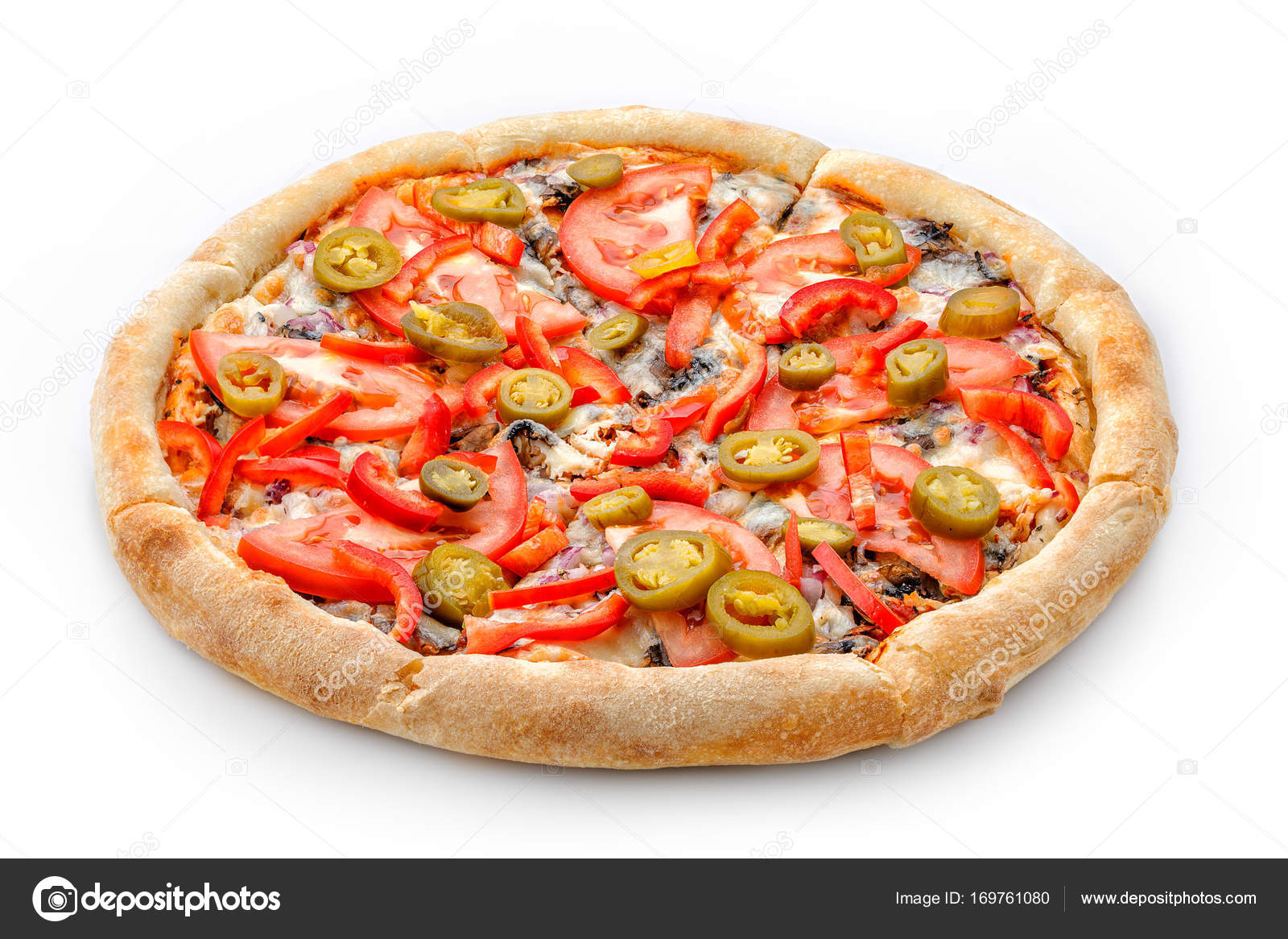 Délicieuse pizza fraîche sur une pâte luxuriante sur fond blanc