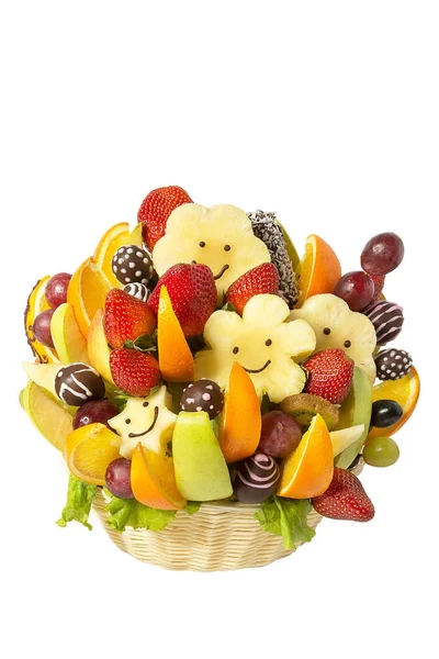 篮子与水果和浆果在白色背景的巧克力隔离。手工.草莓和葡萄, 柑橘, 苹果, 猕猴桃和菠萝。水果糖果礼品篮. — 图库照片