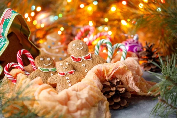 Eine Familie von Ingwerpecans, kleine Leute, die Neujahr und Weihnachten feiern, familiäre Feiertagsatmosphäre voller Magie — Stockfoto