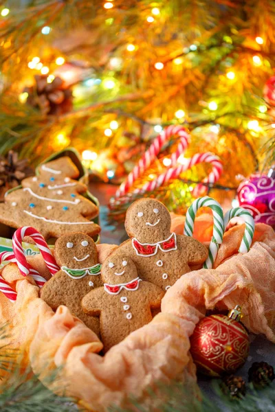 Weihnachten traditionelle Lebkuchen in Form von Weihnachtsbäumen und fröhlichen Männchen. Cookies in Form einer glücklichen Familie. eine wunderbare Weihnachtskarte. — Stockfoto