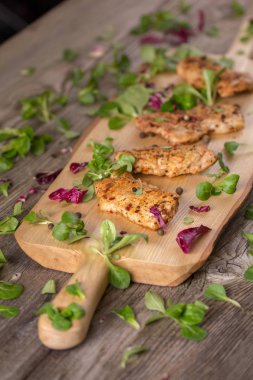 Taze taze kızarmış lezzetli dilim et taze otlar ile ahşap bir gemide. İştah açıcı biftek bir ahşap tahta üzerinde. Natürmort.