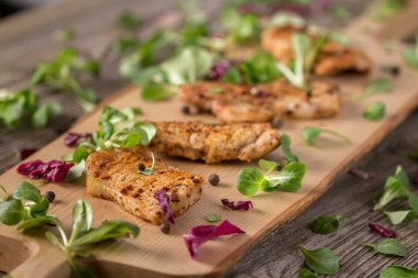 Taze taze kızarmış lezzetli dilim et taze otlar ile ahşap bir gemide. İştah açıcı biftek bir ahşap tahta üzerinde. Natürmort.