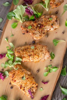 Taze taze kızarmış lezzetli dilim et taze otlar ile ahşap bir gemide. İştah açıcı biftek bir ahşap tahta üzerinde. Natürmort.