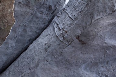 Kar ve buzda taş dokusu. Dağ duvarı. Kaya dokusu.