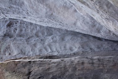 Kar ve buzda taş dokusu. Dağ duvarı. Kaya dokusu.
