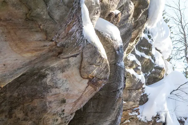 Кам'яна текстура в снігу і льоду. Гірська стіна. Текстура каменю . — стокове фото