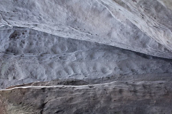 Kar ve buzda taş dokusu. Dağ duvarı. Kaya dokusu.