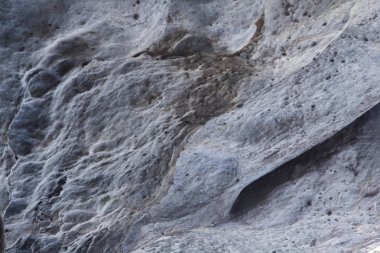 Kar ve buzda taş dokusu. Dağ duvarı. Kaya dokusu.