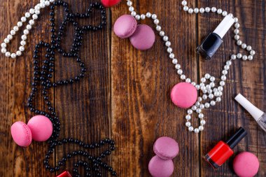 Bir kadın çanta özniteliklerini bir ahşap zemin üzerine yumuşak Bisküvi Kurabiye.