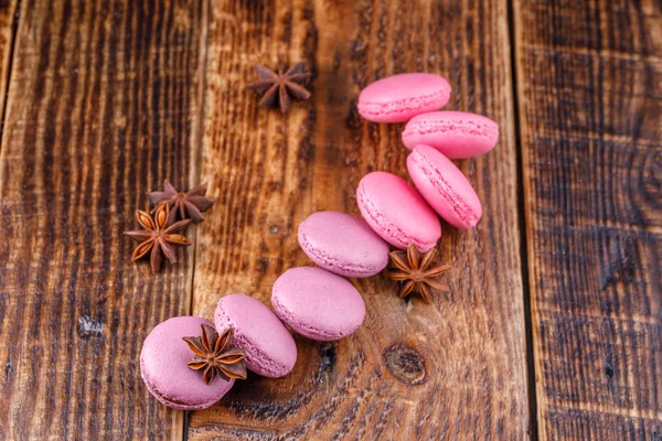 Zarte Pastelltöne von Makronen auf einem hölzernen Hintergrund Nahaufnahme. — Stockfoto