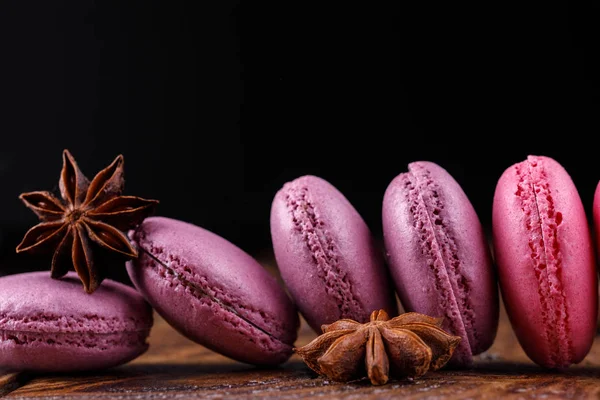 Macaroons on a wooden background close-up. — Stock Photo, Image