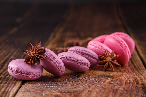 Delicate pastel tones of macaroons on a wooden background close-up. — Stock Photo, Image