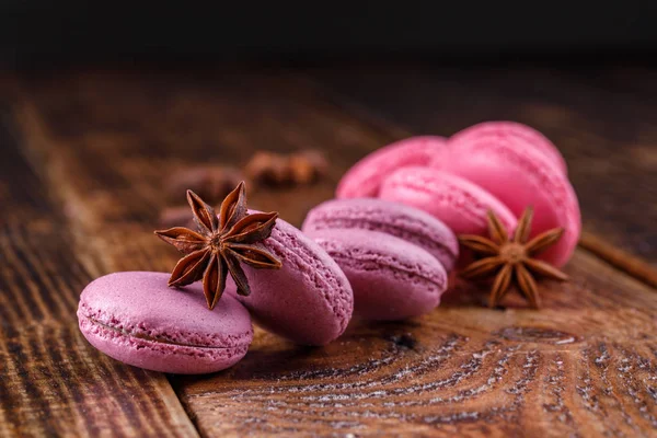 Pastel shades of macaroons on a wooden background close-up. — Stock Photo, Image