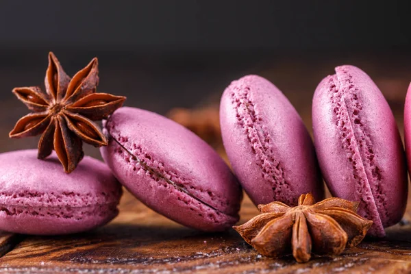 Delicate macaroons on a wooden background close-up. — Stock Photo, Image