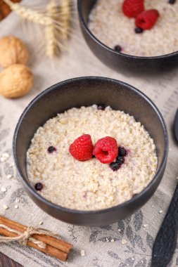 Lezzetli ve sağlıklı bir kahvaltı için taze ahududu yulaf ezmesi.