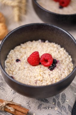 Zarif kase taze ahududu yulaf ezmesi. Yararlı Kahvaltı.