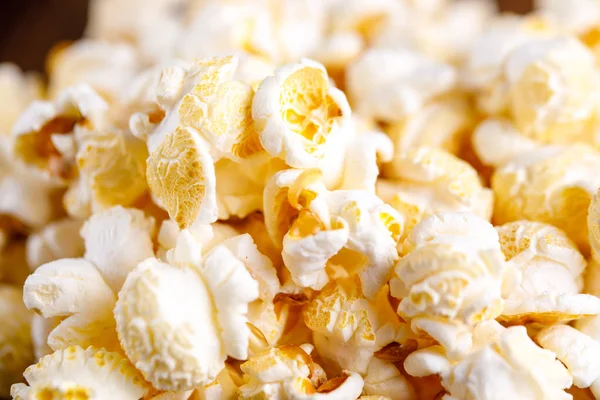 Verse smakelijk popcorn voor een aardige film bekijken. — Stockfoto