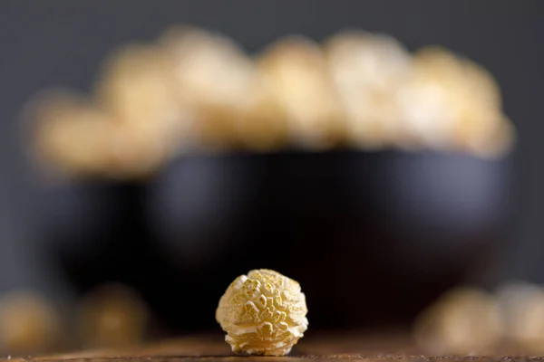 Macros de palomitas. Un tazón de palomitas de maíz en el fondo . — Foto de Stock
