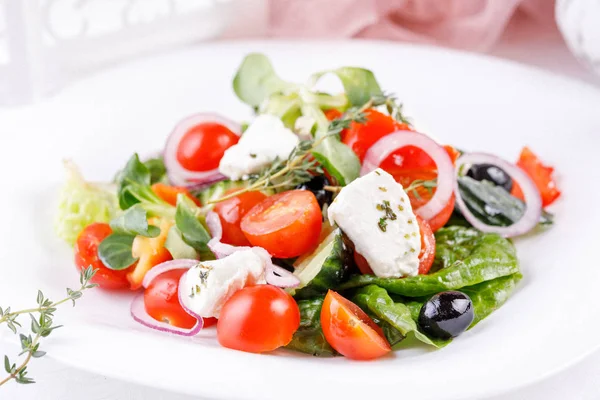 Ensalada griega apetitosa y tentadora con micro vegetación . —  Fotos de Stock