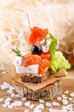 Bir kesim ahşap üzerine hafifçe tuzlanmış somon kanepe. Rustik.