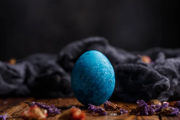 Huevo de Pascua pintado en azul sobre fondo de madera . — Foto de Stock