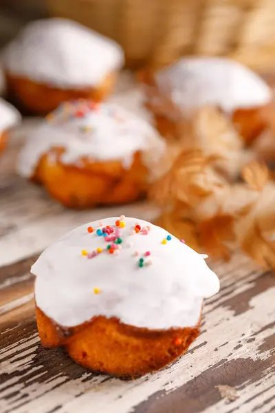 Deliciosos cupcakes com cobertura de açúcar em um fundo de madeira . — Fotografia de Stock