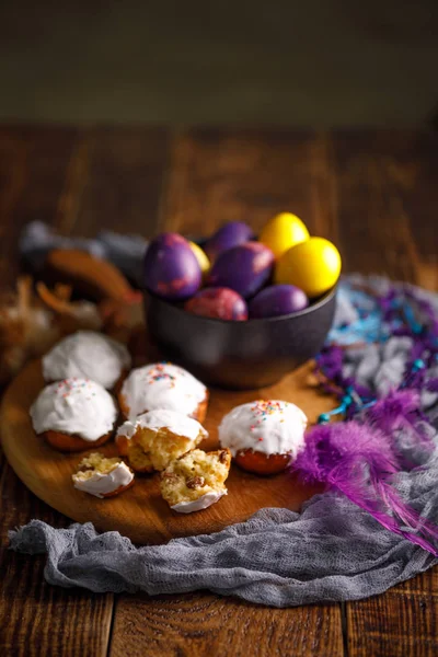 Fehér mázzal és az eredeti festett tojások egy finom csésze friss sütemények. — Stock Fotó