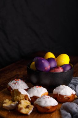 Hassas muffins beyaz sır ve seramik bir fincan alışılmadık boyalı yumurta.