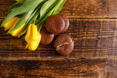 Çiçekler ve tatlılar. Sevgilin için bir hediye. Kartpostal metninizin altında bir yer ile.