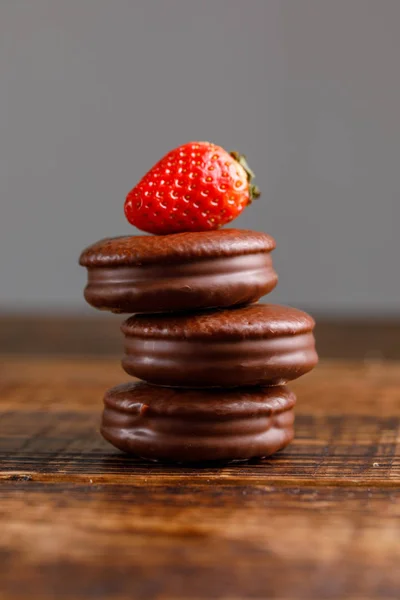 Fresas encima de una galleta de chocolate. Deliciosa comida para un romántico. Macro . — Foto de Stock