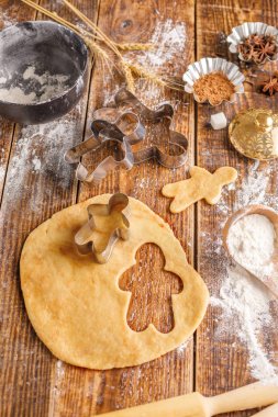 Hamur ve klasik zencefilli bisküvi küçük adamlar şeklinde hazırlanması için kalıplar.