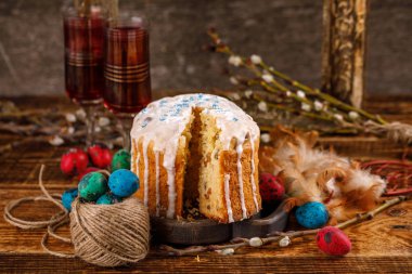 Ev geleneksel Paskalya kek süslemeleri ile ahşap bir masa üzerinde tatil için dilimlenmiş. Bahar tatili. Cahors ve Paskalya tedavi.