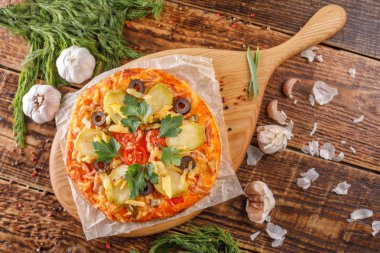 Lezzetli, taze ev yapımı pizza peyniri ve sebze kağıt üzerinde ahşap masa ayarla. En iyi Manzaralı.