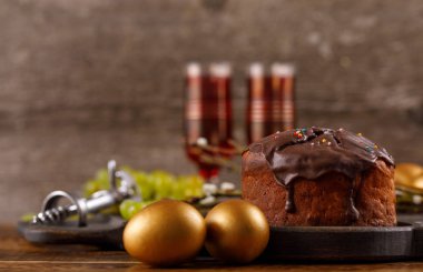 Lezzetli ev yapımı Paskalya pastada çikolata sır, vintage gözlük ile kırmızı şarap ve geleneksel yumurta boyalı. Metninizin altında bir yer ile bir güzel Paskalya natürmort.