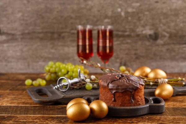 Lezzetli ev yapımı Paskalya pastada çikolata sır, vintage gözlük ile kırmızı şarap ve geleneksel yumurta boyalı. Rustik tarzda bir güzel Paskalya natürmort.