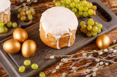 Paskalya ekmek ve altın yumurta ile üzüm ve willows. Paskalya için Rus geleneği.