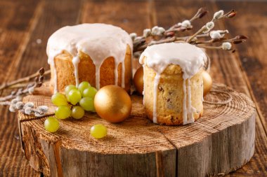 Paskalya tablo Easter kek ve altın yumurta söğüt dalları ile.