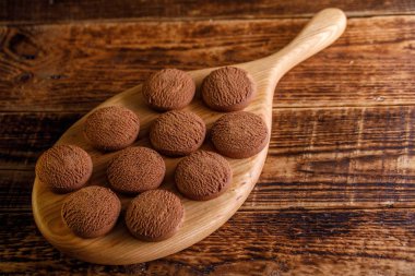 Yulaf ezmeli kurabiye bir dekoratif ahşap tahta üzerinde.