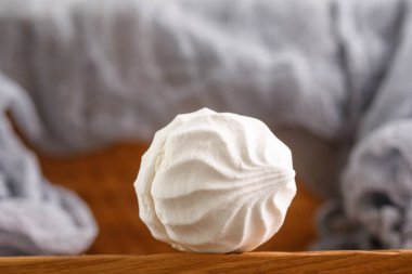 Ahşap bir zemin üzerine vanilya tat hassas ve taze kremayla.