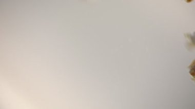 Patlamış mısır beyaz kabarık taşları yavaş bir hızda düşüş, aşağıdan fincan içine dökün ve birbirine kapalı sıçrama. Alt görünümü yukarıdan düşen patlamış mısır.