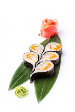 Bir damla şeklinde alışılmadık şekli ve rulo. Beyaz bir arka plan üzerine açık suşi roll. Suşi Japon yemekleri bir restoranda. Japon restoran menü. Beyaz arka plan üzerinde izole.