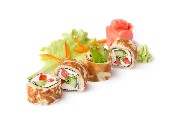 Sushi rolka se obrátil na bílém pozadí. Suši japonské jídlo v restauraci. Japonská restaurace menu. Roll v omeleta, samostatný. — Stock fotografie