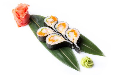 Bir damla şeklinde alışılmadık şekli ve rulo. Beyaz bir arka plan üzerine açık suşi roll. Suşi Japon yemekleri bir restoranda. Japon restoran menü. Beyaz arka plan üzerinde izole.