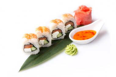 Bir muz yaprağına düzenlendiği karides ile baştan çıkarıcı dizi iştah açıcı: suşi rulo.